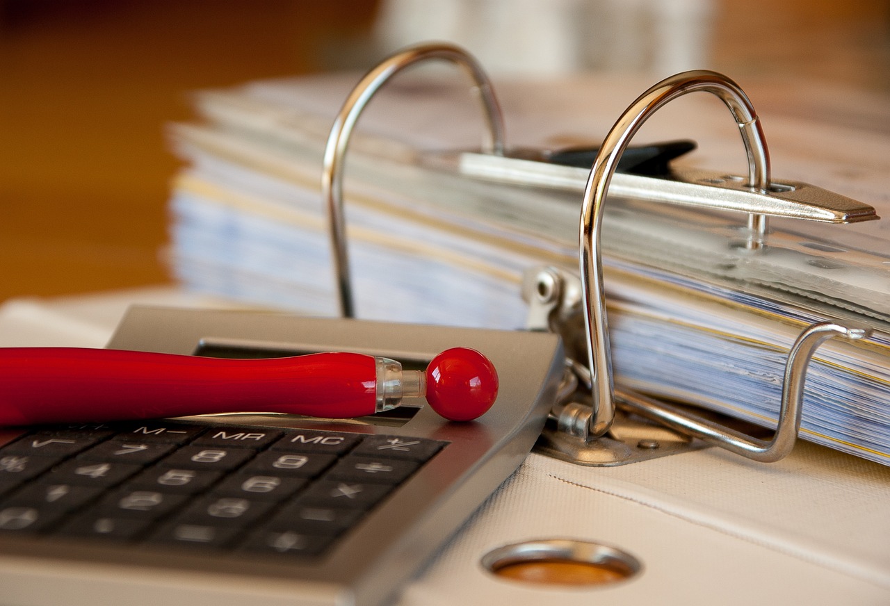 Documentos contábeis e fiscais organizados em arquivo
